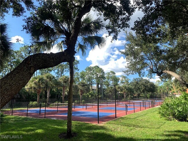 Building Photo - 230 Robin Hood Cir