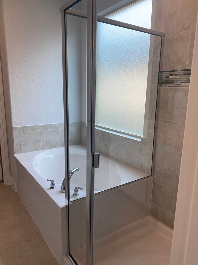 Master Bathroom - 1021 Gillespie Dr