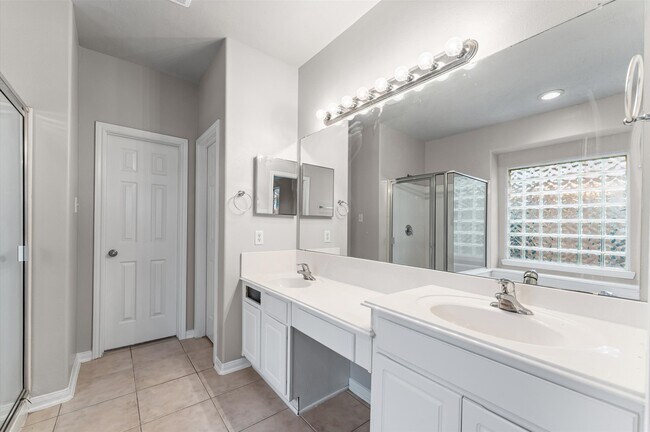 Building Photo - 16927 Terrace Park Dr