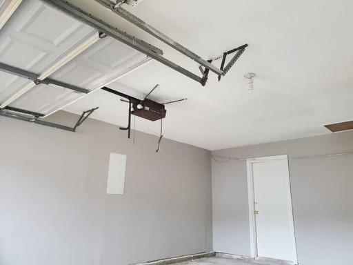 Building Photo - 2210 Greenvalley Dr