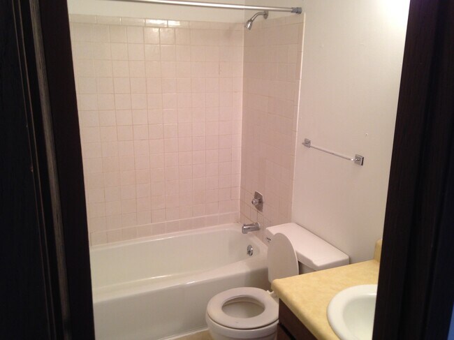 Building Photo - 609 Kennedy Dr