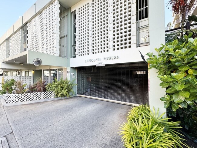 Building Photo - Honolulu Condo with Split A/C, One Secured Parking, Utilities Included