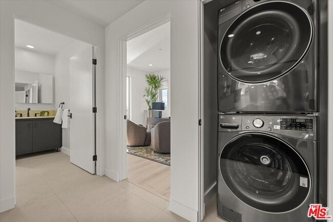 Building Photo - 1257 N Sweetzer Ave