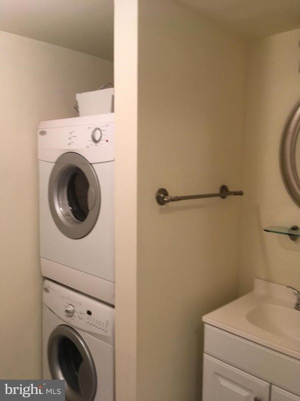 Building Photo - 2410 Pond View Dr