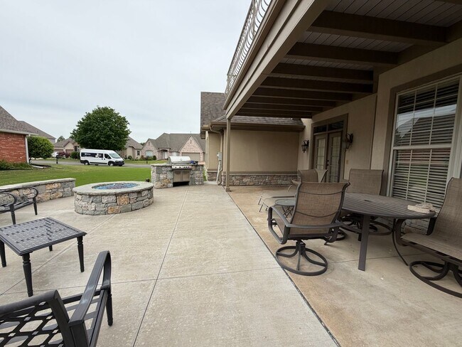 Building Photo - 3605 N Narcissus Ave