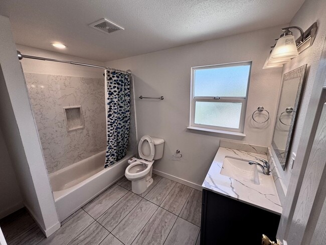 Building Photo - 3 BED/2 BATH HOME UPPER UNIT AVAIABLE FOR RENT IN OAKLAND, CA!!!! INCLUDING $500 OFF FIRST MONTHS...