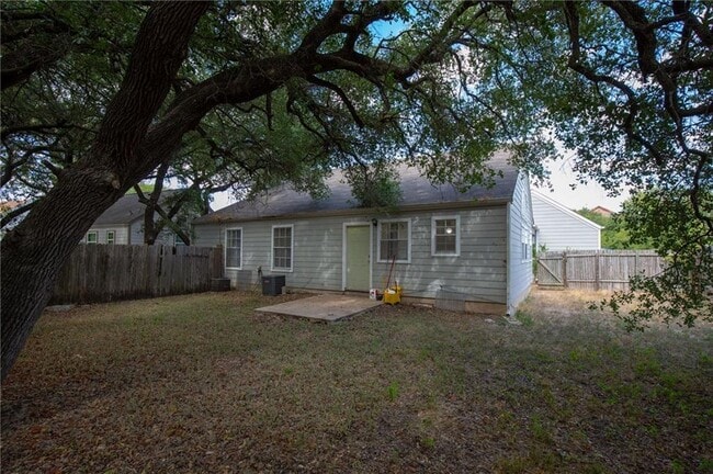 Building Photo - 8807 Pineridge Dr