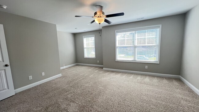 Building Photo - 550 Hampstead Pl