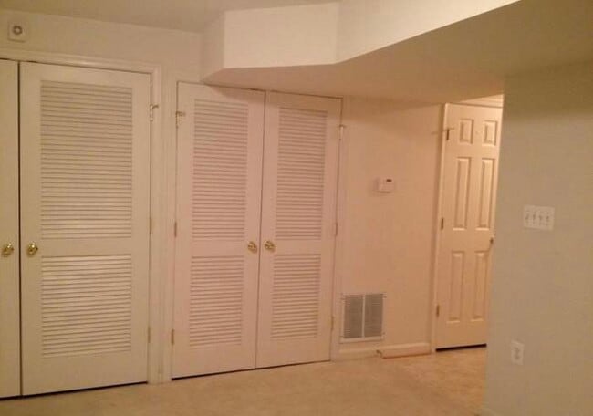 Building Photo - 1065 Lake Pelham Dr