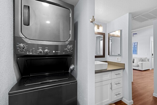 Building Photo - Charming 1BR Condo in Phoenix