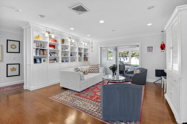 Building Photo - 1010 SW 2nd St