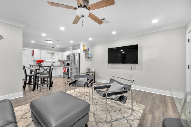 Building Photo - Furnished Duplex - Unit A