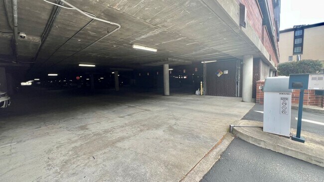 Building Photo - Top Floor Sweet and Spacious studio with resort style amenities and In-Unit Washer & Dryer!