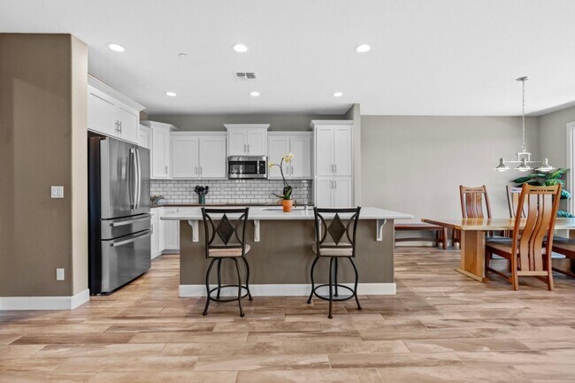 Building Photo - 377 Silver Ridge Dr