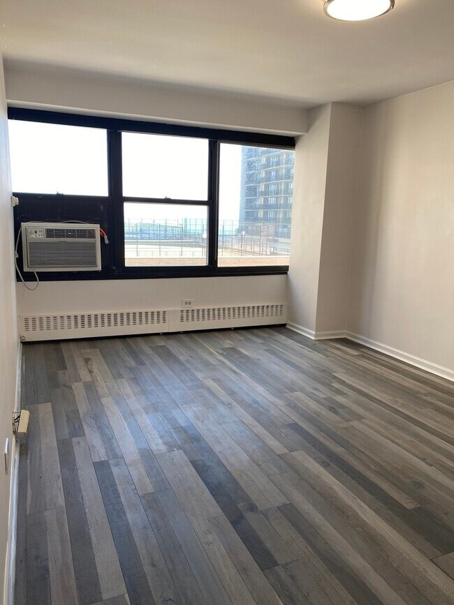 Building Photo - 6030 N Sheridan Rd