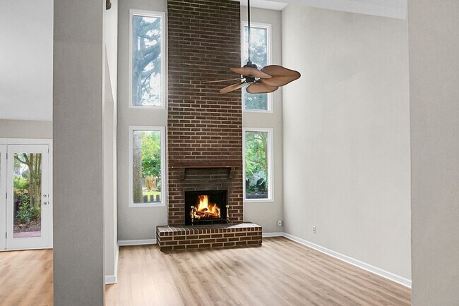 Building Photo - Spacious, Newly Renovated Villa Overlookin...
