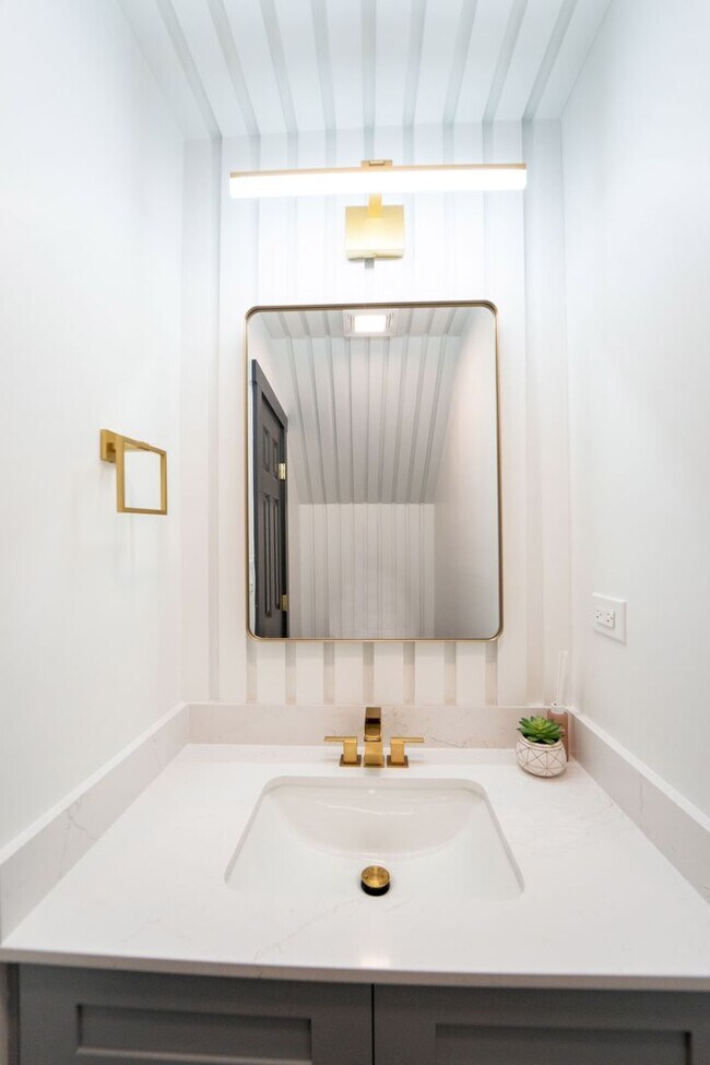 Building Photo - Welcome to Your Luxurious, Fully Renovated Townhome at 3150 Driftwood Dr APT B - Fully Renovated,...