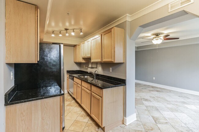 Building Photo - Cozy & bright 1 Bd/1Bth condo in Brookland House Condominium!
