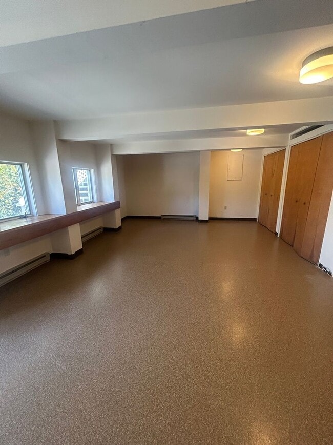 Building Photo - 3 bed, 2 1/2 bath house