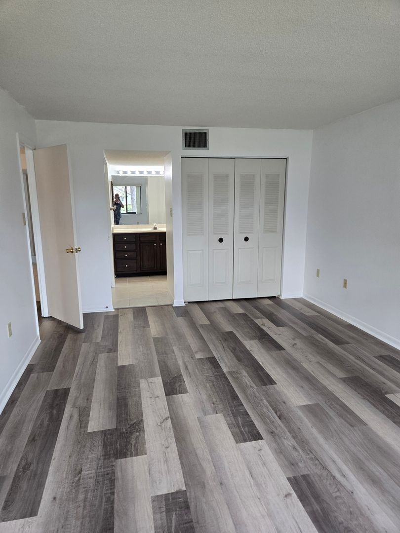 Building Photo - 5196 Lake Village Dr