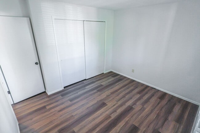 Building Photo - 3 BEd CONDO, NO DEPOSIT AND WATER INCLUDED...