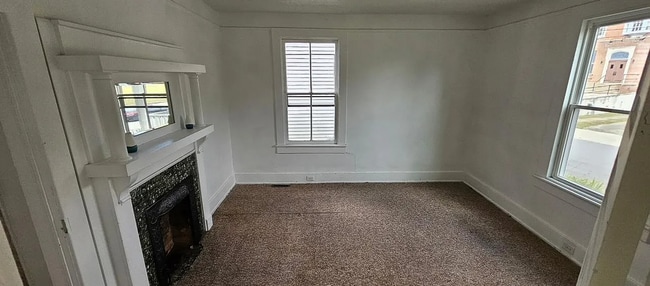 Building Photo - 4 Bedroom 1 Bath House Available to Rent f...