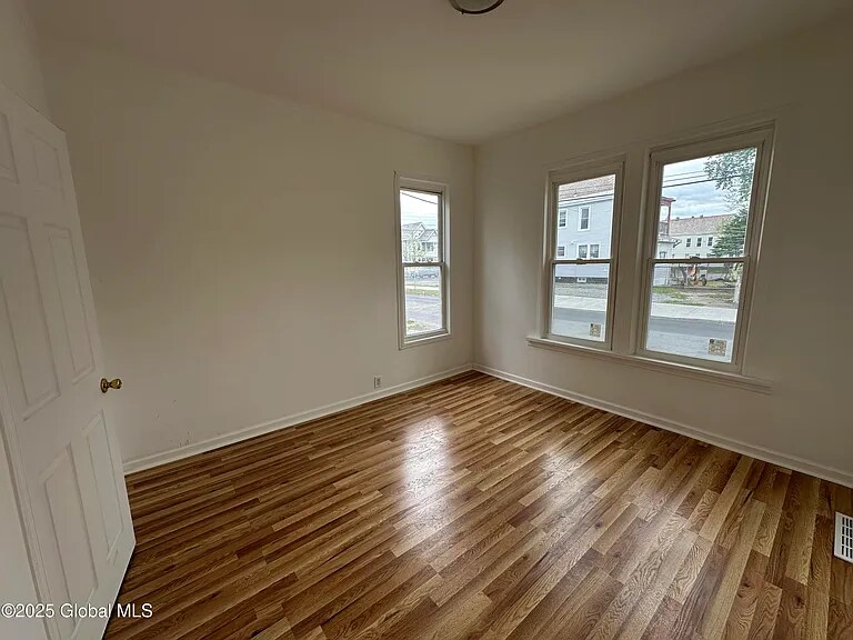 Building Photo - 1 Swan St