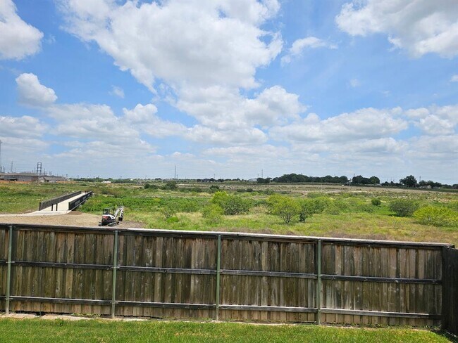 Building Photo - 685 Papaya Dr