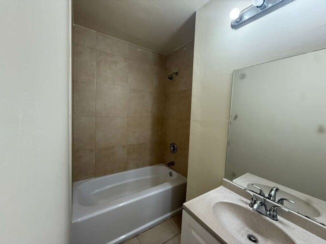 Building Photo - Large 5-2 house