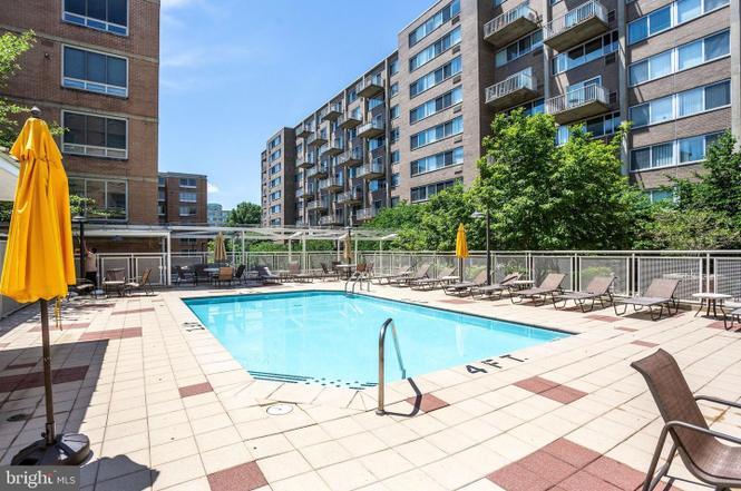 Pool - 800 4th St SW