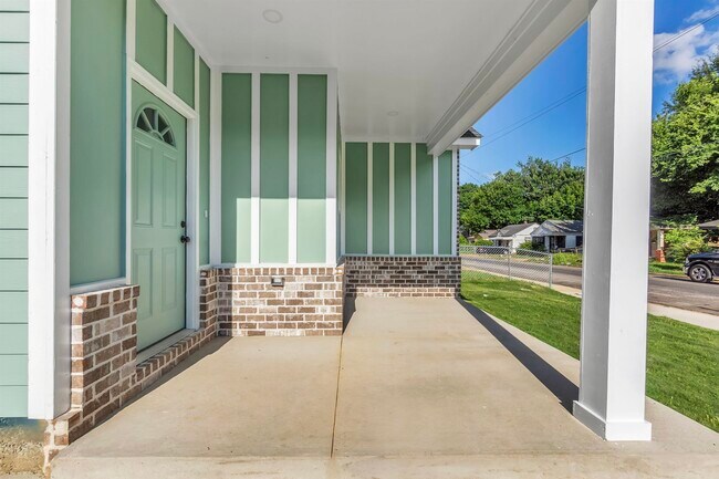 Building Photo - 2132 Lyon Ave