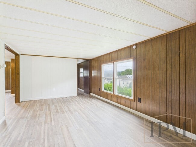 Building Photo - Available Now- 3 Bedroom 1.5 Bath Home - H...