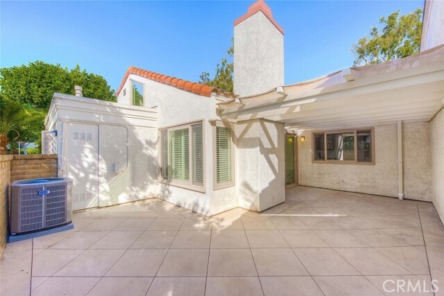 Building Photo - 1 Navarre