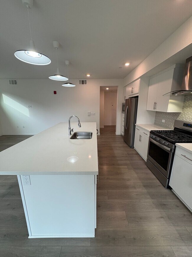 Building Photo - Modern 2bed/2bath Single Story Condo in the MIll