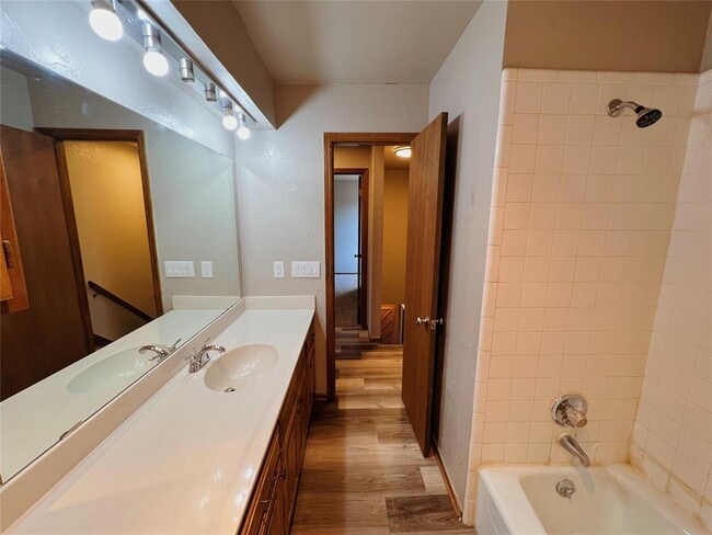 Building Photo - 213 Woodbridge Cir