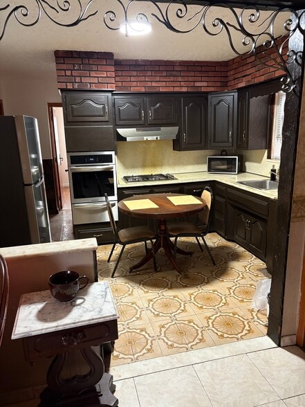 Kitchen - 752 E 88th St