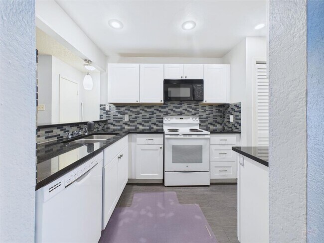 Building Photo - 806 W 24th St