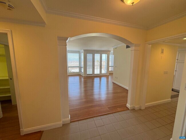 Building Photo - 500 Crestwood Dr