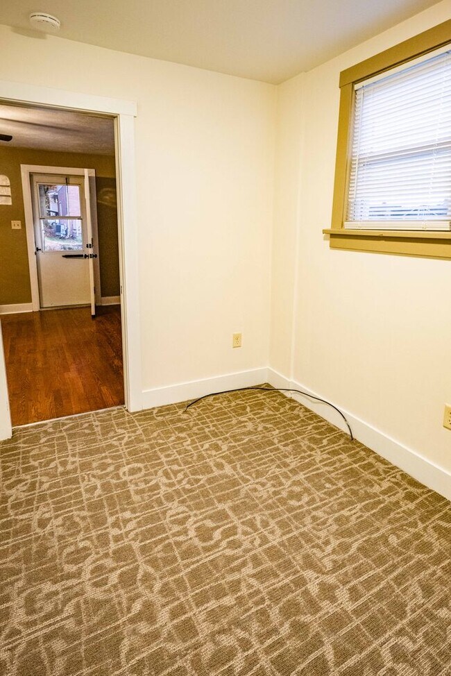 Building Photo - SCORE 1ST MONTH'S RENT FREE IF SIGNED BY FEB 13! Gorgeous 2 bedroom with BONUS ROOM in Scott Town...