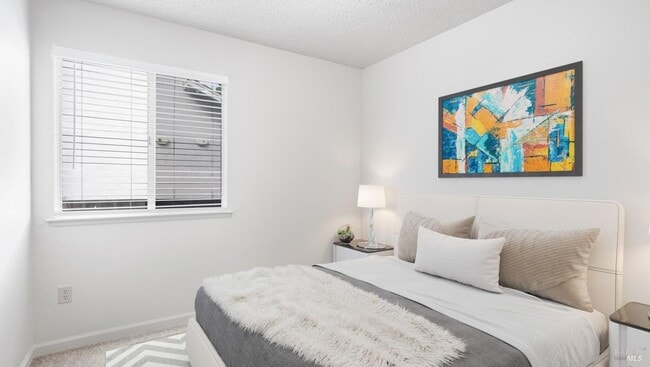 Building Photo - Super Cute with Lots to Offer!