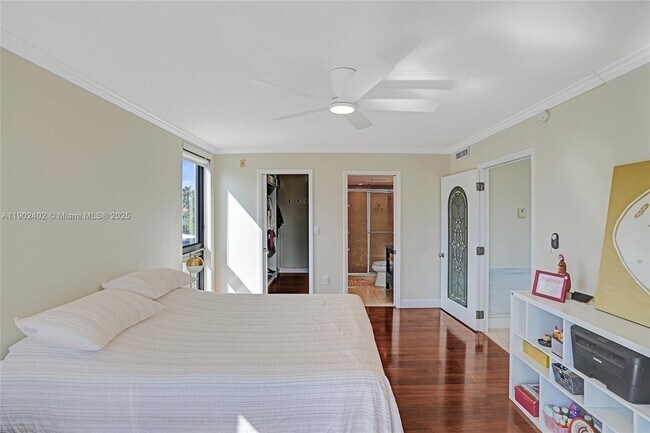 Building Photo - 9800 W Bay Harbor Dr