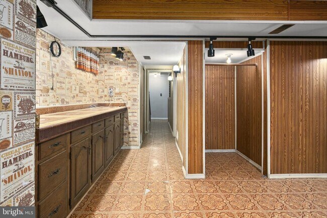 Building Photo - 2514 S Walter Reed Dr