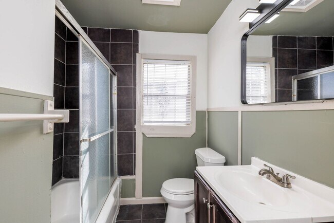 Building Photo - 3 Bedroom, 2 Bath in North Pratt