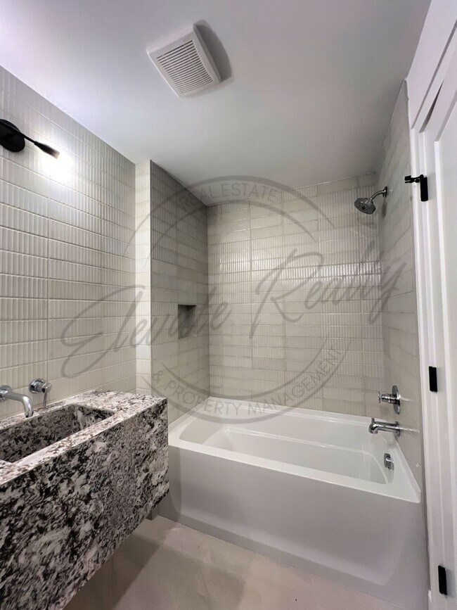 Building Photo - Modern Elegance in the Heart of Nashville ...