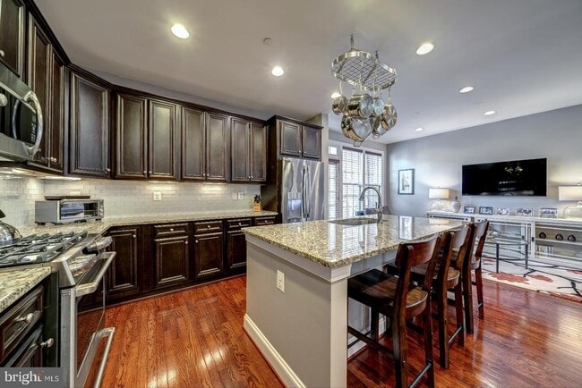 Building Photo - 3911 Chain Bridge Rd