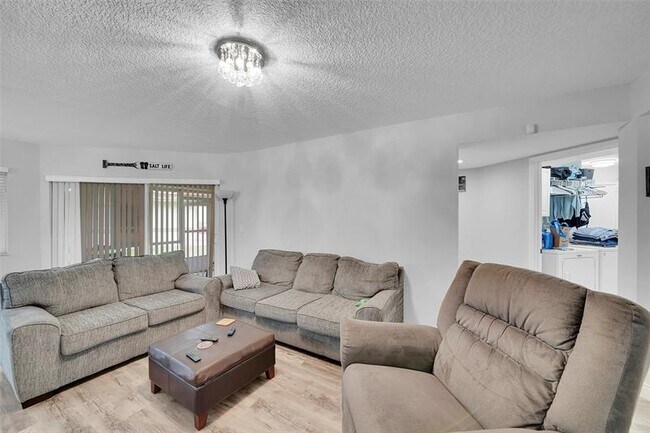 Building Photo - 9312 NW 9th Pl
