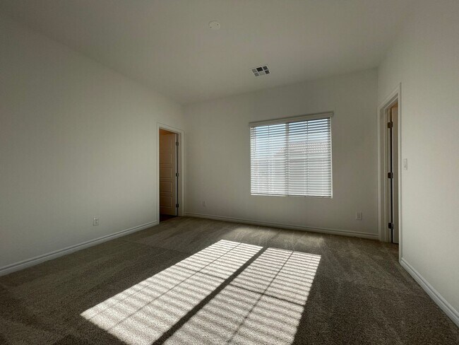 Building Photo - GATED 2 BED 2.5 BATH 2 CAR GARAGE 2 FLOOR TOWNHOUSE IN HENDERSON