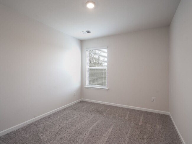 Building Photo - 3 Bed 2.5 Bath Townhome, END UNIT WITH PRIVATE BACKYARD! PRICE REDUCTION!