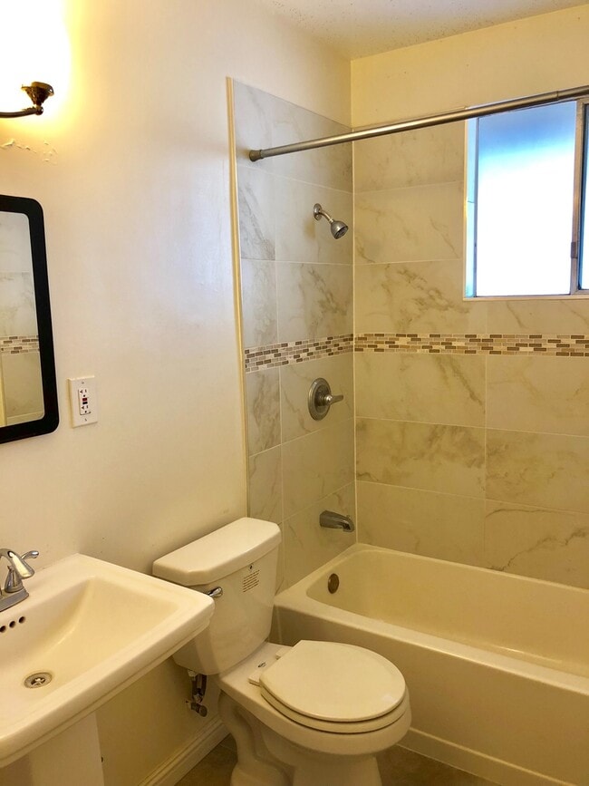 Building Photo - Spacious Home in Blue Zone Loma Linda!