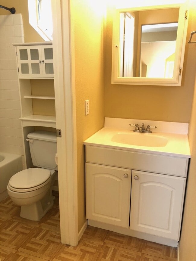 Building Photo - Nantucket Village Condo with Community Pool!